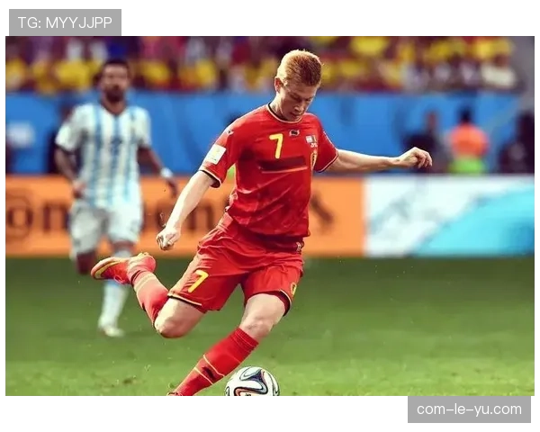 镜头语言:德布劳内主罚任意球前,双方人墙紧张丈量距离 镜头语言:德布劳内主罚任意球前,双方人墙紧张丈量距离